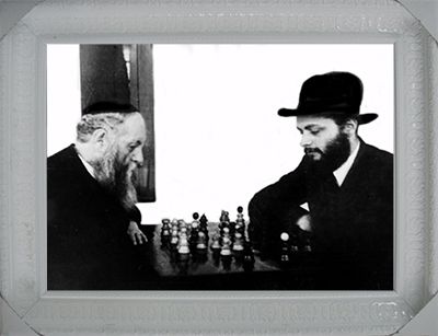 הרבי והרייץ משחקים שחמט.jpg